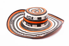 Cargar imagen en el visor de la galería, Sombrero Vueltiao café y naranja 19 vueltas
